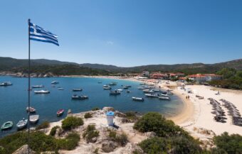 VAŽNO UPOZORENJE ZA SVE SRPSKE TURISTE U GRČKOJ! Čuvajte automobile, na ove dve plaže se dešavaju krađe!