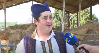 “FALIŠ MI DEDA MNOGO!” Strahinja Jenić se potresnim očima oprostio od njega! (FOTO)