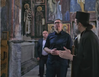 PREDSEDNIK VUČIĆ PRED MOŠTIMA SVETOG SIMEONA Kao i Studenica, Srbija je bila često napadana i rušena