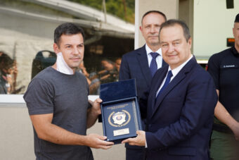 Prva izjava ŽANDARMA-HEROJA posle uručene plakete: Njegove reči ODJEKUJU! (FOTO)