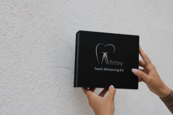 BLISTAV OSMEH IZ UDOBNOSTI DOMA: Upoznajte Whitey Teeth Whitening Kit!