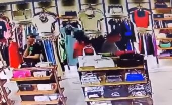 ŠOKANTAN SNIMAK KRAĐE U BEOGRADU! Sa decom pokrali butik, nameračili se na FIRMIRANO, ali to nije sve! (VIDEO)