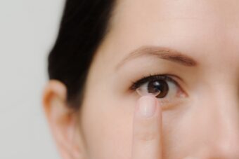 DA LI JE BEZBEDNO NOSITI SOČIVA U VODI? Ovo su najčešći simptomi koji ukazuju na infekciju oka!