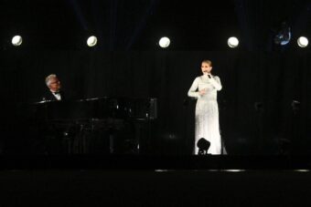 TEŠKO BOLESNA SELIN DION OTVORILA OLIMPIJSKE IGRE! Pevačica jedva zadržala suze tokom nastupa na Ajfelovom tornju! (FOTO)