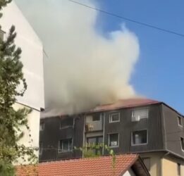 HAOS NA KARABURMI! Bukti vatra na krovu zgrade! Stanari u panici beže I OPTUŽUJU JEDNI DRUGE ZA POŽAR (FOTO)