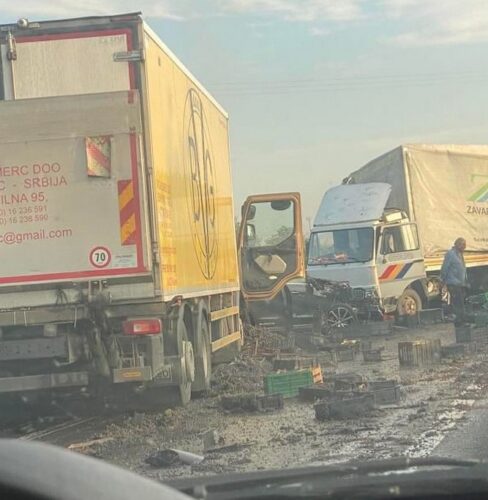 PRVI SNIMAK UDESA KOD KRALJEVA: Sudarili se kamion i autobus, delovi rasuti svud po putu! (VIDEO)