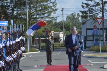  VUČIĆ OBILAZI KASARNU U LOZNICI! Predsednik o hapšenju Srba na KiM, progovorio i o zaveri protiv njega!