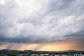 SLEDE NAM PLJUSKOVI SA GRMLJAVINOM! Evo kada i gde stiže naglo osveženje, a nakon toga temperaturni šok!