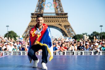 NOVAK ĐOKOVIĆ NA VRHU SVETA! Hiljade ljudi pozdravilo najboljeg tenisera u istoriji i osvajača zlatne medalje na OI! (FOTO)