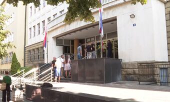 SUTRA NASTAVAK SUĐENJA KECMANOVIĆIMA! Dečak koji je počinio masovno ubistvo pojaviće se pred sudom i svedočiće iz posebne prostorije!