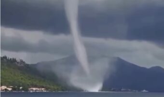 NEBO SE ZACRNELO, A VETAR JE NOSIO SVE SA SOBOM! Stravične scene nevremena u Hrvatskoj, dve pijavice na primorju! (VIDEO)