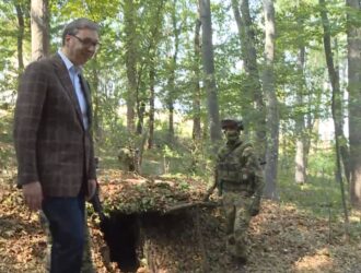 VUČIĆ SA VOJSKOM ZALOŽIO VATRU! Predsednik na vojnoj vežbi na planini Gučevo otkrio sve o VOJNOM ROKU (FOTO)