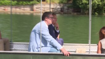 DOČEK ZA PREDSEDNIKA SRBIJE U MALOM ZVORNIKU! Vučić na ručku sa ribolovcima (FOTO)