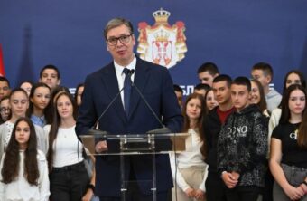 PRIJEM KOD PREDSEDNIKA SRBIJE, stižu gosti iz Republike Srpske i Crne Gore: Vučić sa đacima i nastavnicima (UŽIVO)