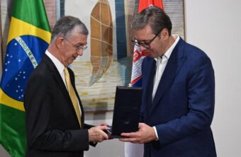 SRBIJA I BRAZIL NASTAVLJAJU SVOJU ZAJEDNIČKU MISIJU: Vučić uručio odlikovanje  Seržiju Fransau Danezeu (FOTO)