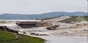 PUKLA BRANA TOPOLA! Velika količina VODE ide ka OVOM gradu (FOTO)