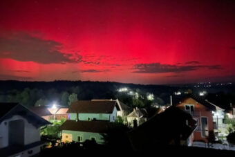 NA NEBU IZNAD SRBIJE AURORA BOREALIS! Nebo je krv crveno, na društvenim mrežama se masovno dele prizori (FOTO)