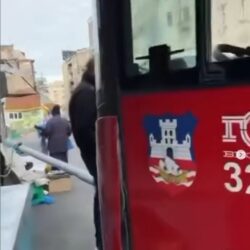 KARAMBOL NA ZELENOM VENCU! Autobus se zakucao u banderu! (FOTO)