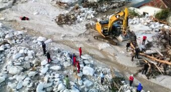 EVO KAKO IZGLEDA KAMENOLOM U DONJOJ JABLANICI NAKON POPLAVA! Traga se za nestalima, bageri stoje ukopani, scene jezive (FOTO)