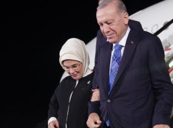 KO JE EMINE ERDOGAN PRVA DAMA TURSKE? Prati svog supruga na svim važnim putovanjima! A u Beogradu voli da kupuje na pijaci kao sav običan svet (FOTO)