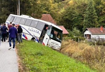 AUTOBUS PUN PUTNIKA SLETEO SA PUTA KOD VALJEVA! Završio u njivi, a evo sve o zdravstvenom stanju učesnika nesreće (FOTO)