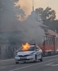 HAOS U CENTRU BEOGRADA! Zapalio se policijski automobil