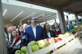 “PRAVIĆU SE DA MI NIJE NIŠTA” Predsednik probao najljuće povrće, pa se našalio: “CEPA STOMAK! TO JE JEO DŽEK TRBOSEK!”