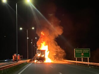 DRAMA NA GRANIČNOM PRELAZU BAJAKOVO – BATROVCI! Vatra guta kamion, prisutni uznemireni! (VIDEO)