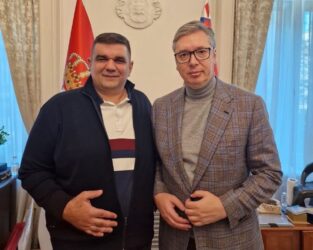 “PONOSNO PORED PREDSEDNIKA!” SAŠA MIRKOVIĆ U PREDSEDNIŠTVU REPUBLIKE SRBIJE SA ALEKSANDROM VUČIĆEM: “Moj drug i brat Aca je danas jedan od najboljih državnika na svetu!” (FOTO)