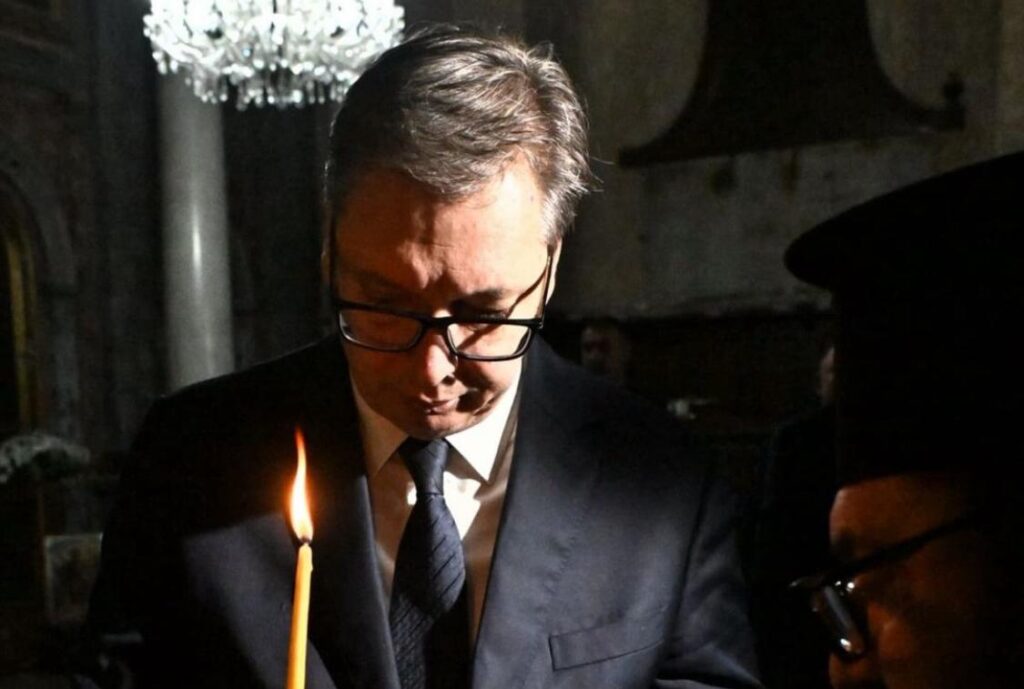 VUČIĆ UPALIO SVEĆU ZA PASTORA