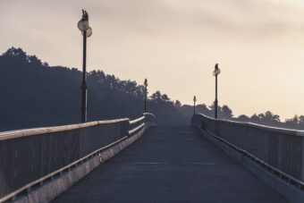 “SVE SE ZAVRŠILO BEZ TRAGEDIJE!” Momak hteo da skoči sa mosta, a onda su mu oni pritrčali u pomoć!