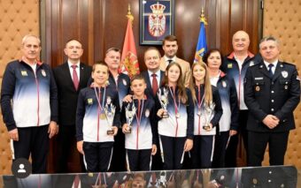 “Čestitao sam srpskim osnovcima osvojenu srebrnu medalju”: Dačić ugostio delegaciju AMS-a i decu takmičare u poznavanju saobraćaja!