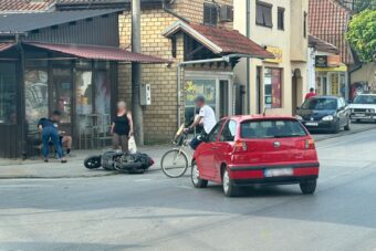 Potresne scene iz Čačka: Ljudi se okupili i pružaju pomoć ženi nakon što je na nju naleteo motor…