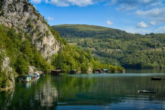 AUTOMOBILOM SLETEO U SKADARSKO JEZERO! Vozača iz smrskanog vozila izvukli rendžeri nacionalnog parka