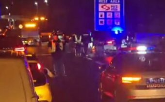 UŽASAN SUDAR U VELIKOM MOKROM LUGU! Učestvovalo i vozilo policije (VIDEO)