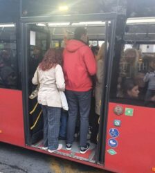 UŽAS NA MILJAKOVCU! Žena ispala iz autobusa, pa vozač prešao preko nje