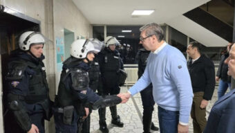 VUČIĆ POSETIO POLICAJCE KOJI SU IZDRŽALI TEROR NEZAPAMĆENIH RAZMERA U NOVOM SADU: Uzdržali su se i pokazali odgovornost (FOTO)