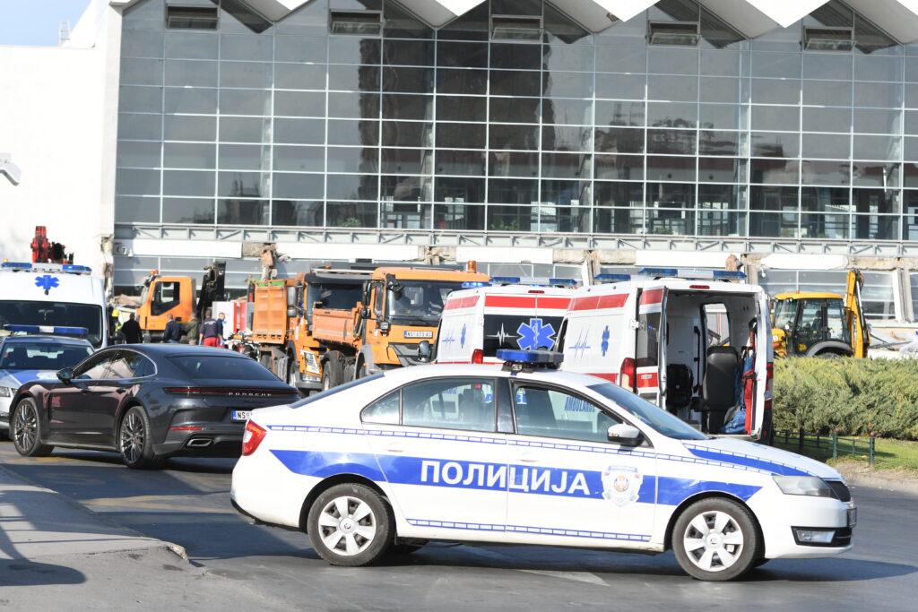 ZA DLAKU IZBEGAO SMRT: “Bilo je dosta ljudi ISPOD! U sekundi je sve PALO” Izjava prolaznika sa autobuske stanice u Novom Sadu za Hype