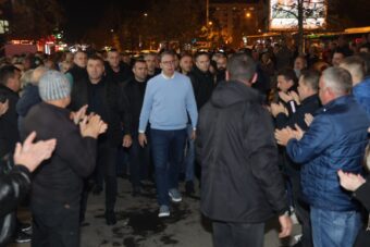 “KADA LJUDI ŽALE, ONI NISU BESNI, NE RUŠE!” Jaka Vučićeva poruka iz Novog Sada gde su večeras divljali demonstranti!