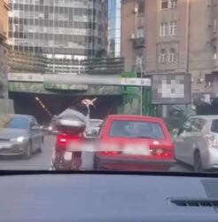 Drama u Beogradu! Motociklista krenuo na vozača “juga”: ŠTO NE LUPAŠ TAKO PO PORŠEU? (VIDEO)