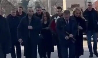 PLAKAO JE KADA JE PRIČAO O NJEGOVOJ SMRTI: Ivica Dačić skrhan od bola došao na sahranu Dragana Markovića Palme (VIDEO)