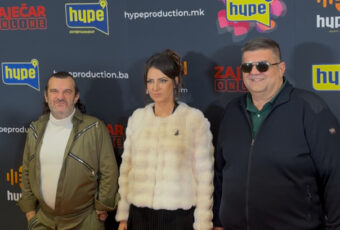 SAŠA MIRKOVIĆ producent filma “Stravično” vlasnik i direktor Hype produkcije došao u društvu ACE LUKASA I REDITELJKE SUZANE PURKOVIĆ NA PREMIJERU