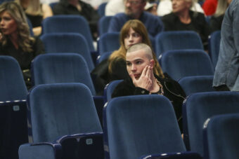 VOJAŽ TUŽAN I SAM?! Reper došao na premijeru pa ni reč nije progovorio! (FOTO)