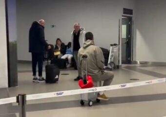 LJUBIMAC DELIJA NAPRAVIO ŠOU! Smeh do suza na aerodromu! Ljudi gledaju i NE VERUJU! (VIDEO)