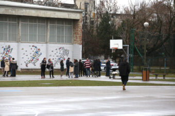 “VIDELA SAM NA PODU UČIONICE DETE KOJE LEŽI U LOKVI KRVI” Roditelji dece iz zagrebačke škole u kojoj se desio jeziv napad van sebe