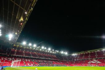 ŠOKANTNE SCENE NA STADIONU! Miševi ŠETAJU po terenu! (FOTO)