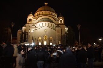 Ponoćna liturgija u Hramu Svetog Save: Pravoslavnici vernici slave Božić, mnoge poznate ličnosti pristigle! (FOTO)