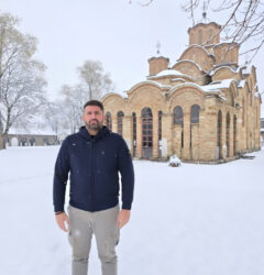 Nikola Rađen POSLE RAZVODA NE PRESTAJE DA OBILAZI MANASTIRE: Nakon Ostroga oglasio se iz Pećke patrijaršije i Gračanice!