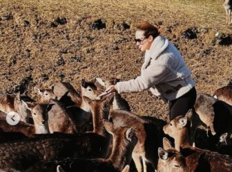 SUPRUGA PEVAČA SPAKOVALA KOFERE I SA DECOM OTIŠLA ZA SLOVENIJU! Luksuz zamenila seoskim životom! (FOTO)