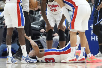 STRAVIČNA SCENA U NBA! Košarkaš doživeo HOROR povredu! Izneli ga na NOSILIMA! (UZNEMIRUJUĆI VIDEO)